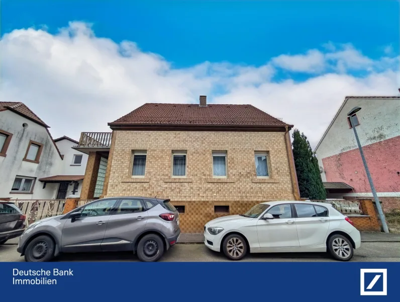 Hausfront. - Haus kaufen in Ramstein-Miesenbach - Zwei Wege, ein Haus: Kapitalanlage und Familienglück vereint!