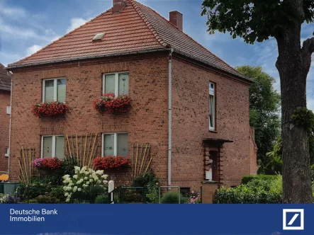 Straßenansicht - Haus kaufen in Grabow - Charmantes Zweifamilienhaus in Grabow mit großem Garten – Solide Vermietung mit Potenzial!