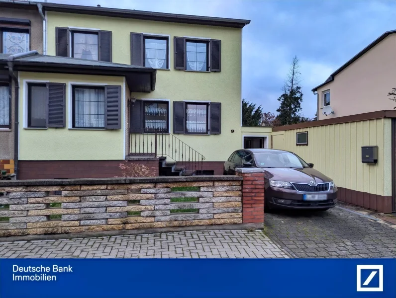 Wohnhaus Straßenseite - Haus kaufen in Staßfurt - Charmantes Reihenendhaus in beliebter Lage von Staßfurt