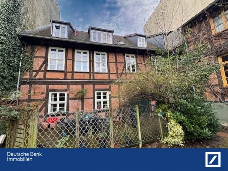 Hausansicht vom Hof - Haus kaufen in Schwerin - Das wohl "schrägste" Mehrfamilienhaus Schwerins mit 3 Wohnungen 