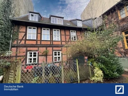 Hausansicht vom Hof - Haus kaufen in Schwerin - Das wohl "schrägste" Mehrfamilienhaus Schwerins mit 3 Wohnungen 