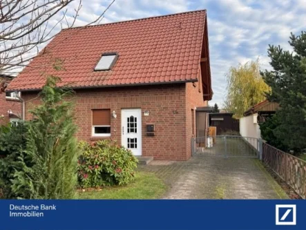 Ansicht mit Auffahrt - Haus kaufen in Hagenow - Einfamilienhaus in ruhiger Wohnlage