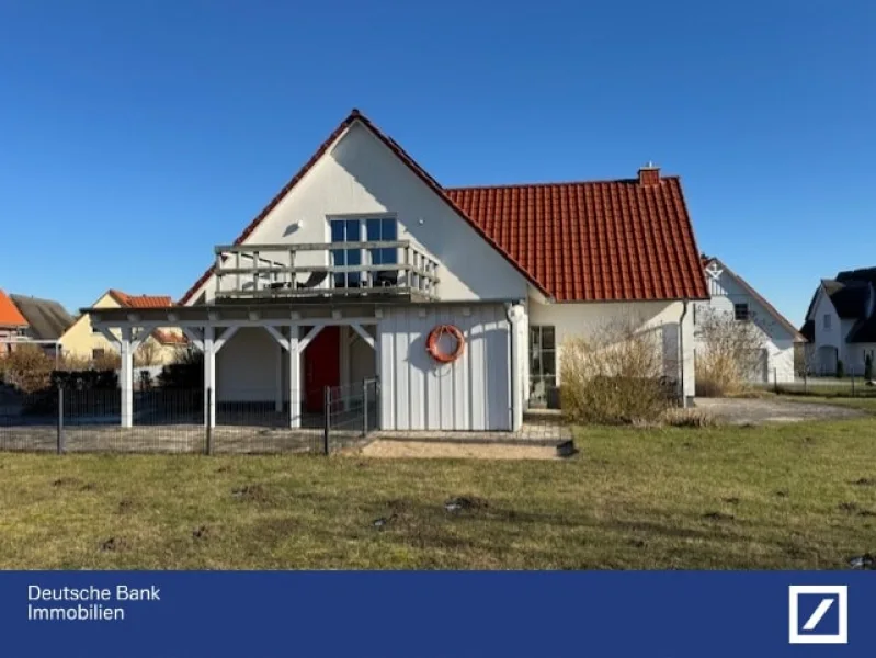 Ansicht mit Carport - Haus kaufen in Ostseebad Rerik - Traumhaftes Ferienhaus in idyllischer Lage