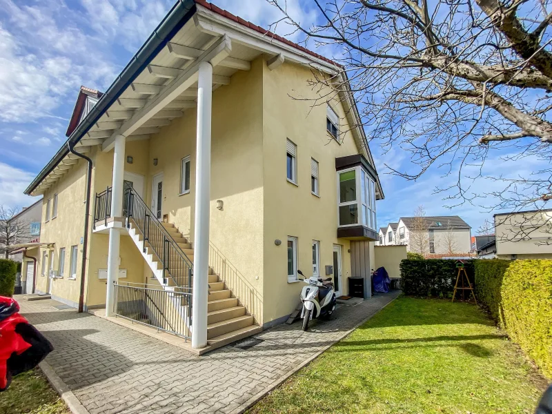 Hausansicht Eingangsbereich - Haus kaufen in München - Wie ein Doppelhaus! Zwei übereinander liegende Maisonette-Wohnungen in München Trudering! 