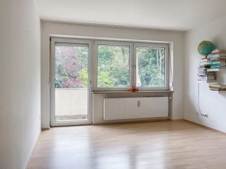 Wohnzimmer mit Balkon - Wohnung kaufen in München - Familienfreundliche 3-Zimmer-Wohnung in guter Lage von Obersendling, frei ab 01.01.2025! 