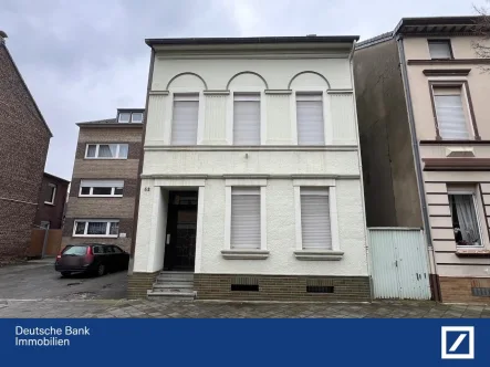 Hausansicht - Haus kaufen in Mönchengladbach - Charmantes Altbau-2-Familienhaus mit Entwicklungspotenzial in begehrter Lage !