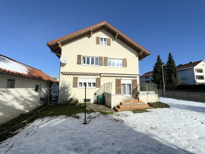 Gartenansicht - Haus kaufen in Marktoberdorf - Zentrales Zweifamilienhaus mit großem Garten in Marktoberdorf