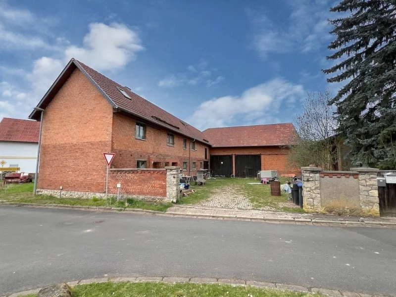 Straßenansicht - Haus kaufen in Bad Salzungen - ehmaliger Dreiseitenhof aus Bankverwertung