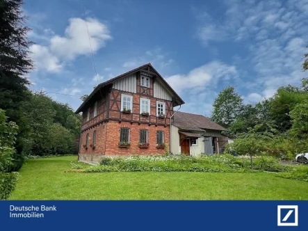 Straßenansicht - Haus kaufen in Bebra - Wer traumhaft im Grünen wohnen möchte...