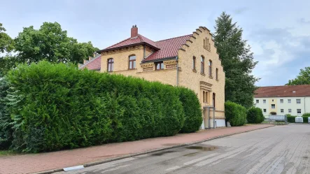 Straßenansicht - Haus kaufen in Staßfurt - !Wohnen und Arbeiten verbinden!Großzügige repräsentative Villa mit Charme