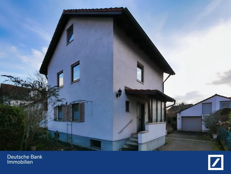 Nordansicht - Haus kaufen in Grasbrunn - Charmantes Mehrgenerationenhaus mit großem Garten 