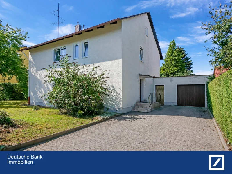 Straßenansicht - Haus kaufen in Garching - Haus mit sehr großem Garten sucht neuen Besitzer