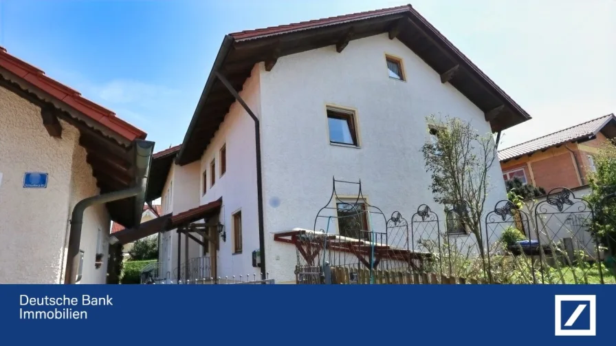 Frontansicht - Haus kaufen in Pocking - Ein Haus sucht eine Familie mit Kinder.