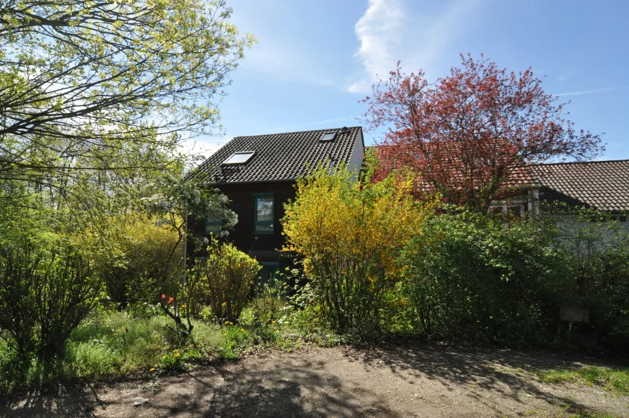 Nordansicht mit Stellplatz - Haus kaufen in Leonberg - Ein Haus für Individualisten mit exzellenten Energiewerten in bevorzugter Lage