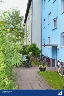 Hauszugang - Wohnung kaufen in Ludwigsburg - 2,5-Zi-DG-Whg. in ruhiger Lage von Ludwigsburg 137.000-157.000 € - Mitten im Grünen