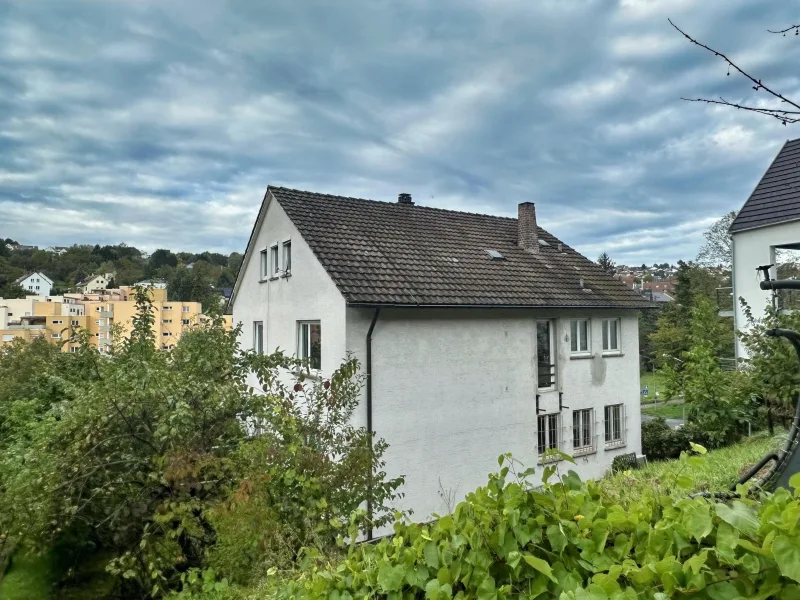 Außenansicht - Haus kaufen in Esslingen - Viel Platz, viele Möglichkeiten – Renovierungsbedürftiges Mehrgenerationenhaus“