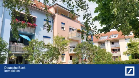 Straßenseitige Fassade - Wohnung kaufen in Kleinmachnow - Kleinmachnow 4-Zimmer Wohnung mit Terrasse und TG Stellplatz - aktuell vermietet