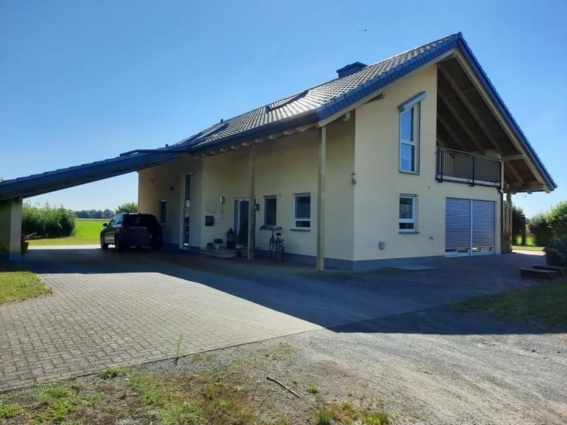 Carport und Hauseingang