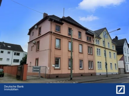 Ansicht Straßenseite u. Zufahr - Wohnung kaufen in Frankfurt - Schluss mit Miete! - im Frühsommer im eigenen Hof sitzen!