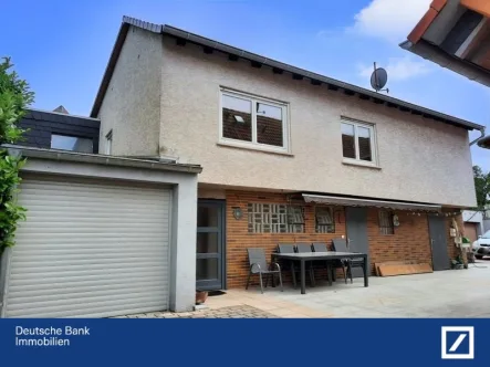 Ansicht Hofseite mit Garage - Haus kaufen in Neuberg - Kleines Haus mit viel zusätzlicher Nutzfläche