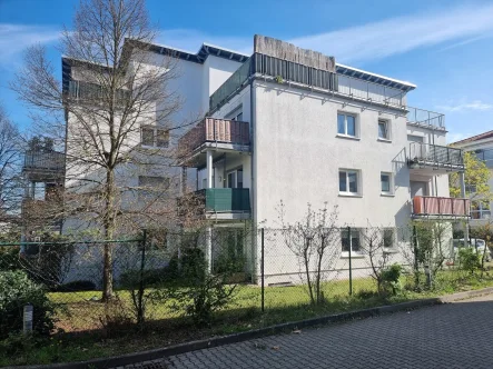 Seitenansicht des Hauses - Wohnung mieten in Dietzenbach - Frisch renoviert mit Super Dachterrasse am Stadtpark