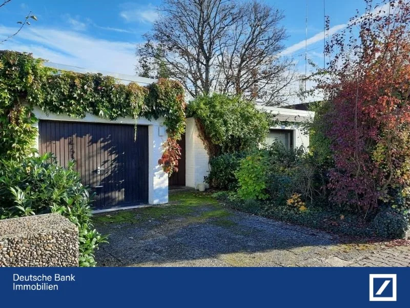 Hauseingang und Garage - Haus kaufen in Seligenstadt - Bungalow in Top-Lage im "Dornröschenschlaf"