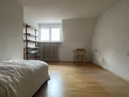 großzügiges Schlafzimmer