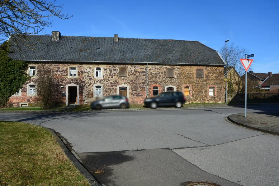 Vorderansicht - Haus kaufen in Aachen - Errichtung aneinandergereihter Wohngebäude in Aachen Schmithof mit historischen Gemäuer vereint