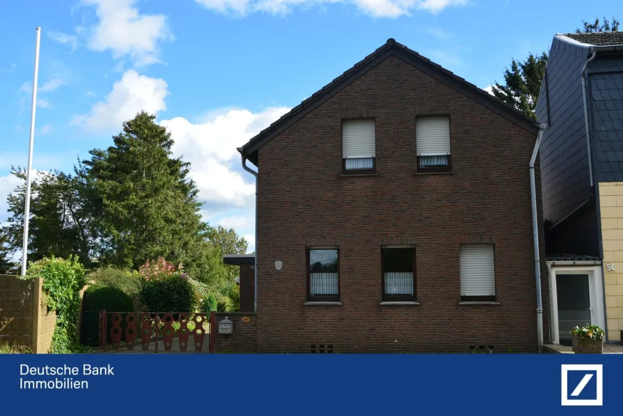 Frontansicht Objekt - Haus kaufen in Würselen - Geräumiges Einfamilienhaus mit Anbau, Garage und Stellplatz auch für Wohnmobil