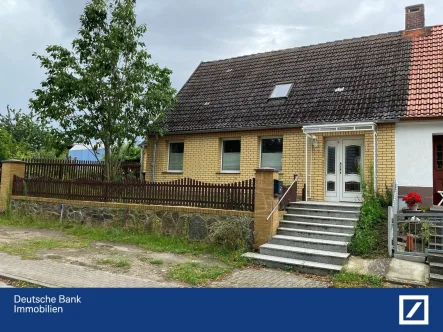 Frontansicht Doppelhaushälfte - Haus kaufen in Siedenbollentin - Ein kleines eigenes Häuschen auf dem Land!