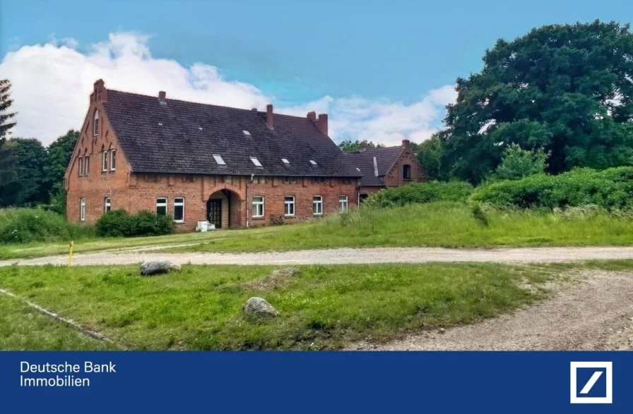 Ansicht - Haus kaufen in Schorssow - Historisches Backsteinjuwel mit Potenzial: Sanierungsbedürftiges Gutshaus in idyllischer Lage