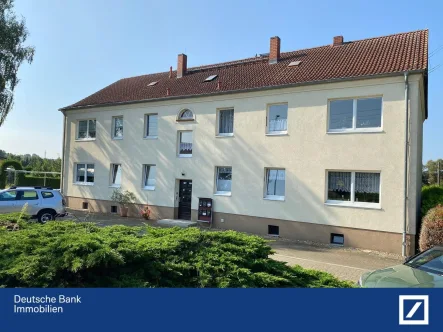 Mehrfamilienhaus, Frontansicht - Wohnung kaufen in Cölpin - Nutzen Sie die schönen Tage im kleinen Garten!