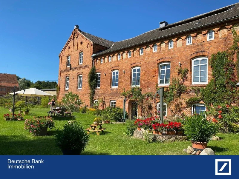 Rückansicht  - Haus kaufen in Cölpin - Ein beachtliches Anwesen kann Ihr Zuhause werden!