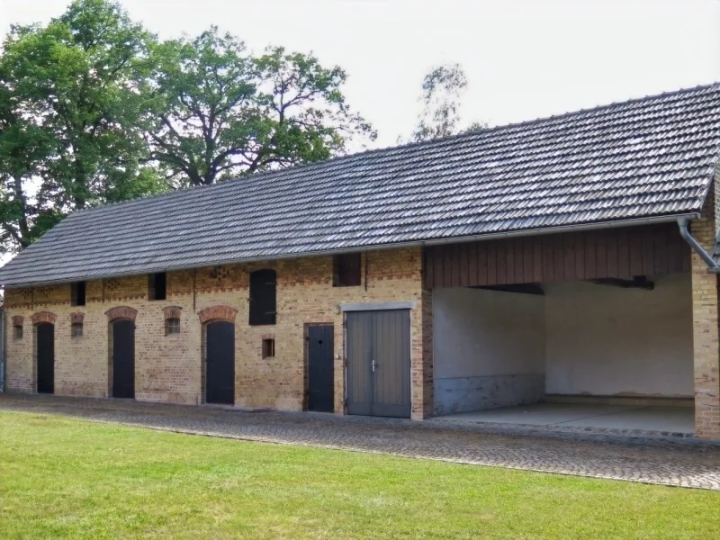 Nebengelass mit Carport