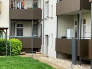 Der rechte Balkon gehört zur Wohnung