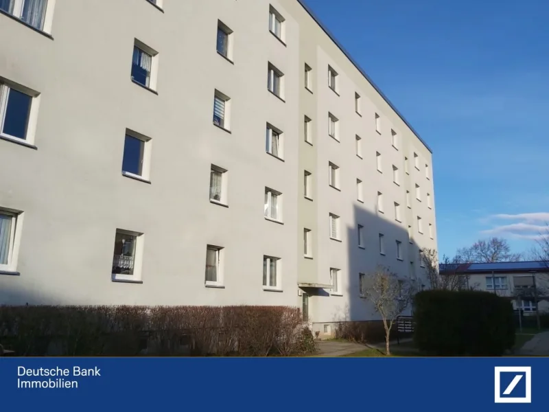 Blick auf das Wohngebäude - Wohnung mieten in Doberlug-Kirchhain - Einraumwohnung im 2. OG zu vermieten!