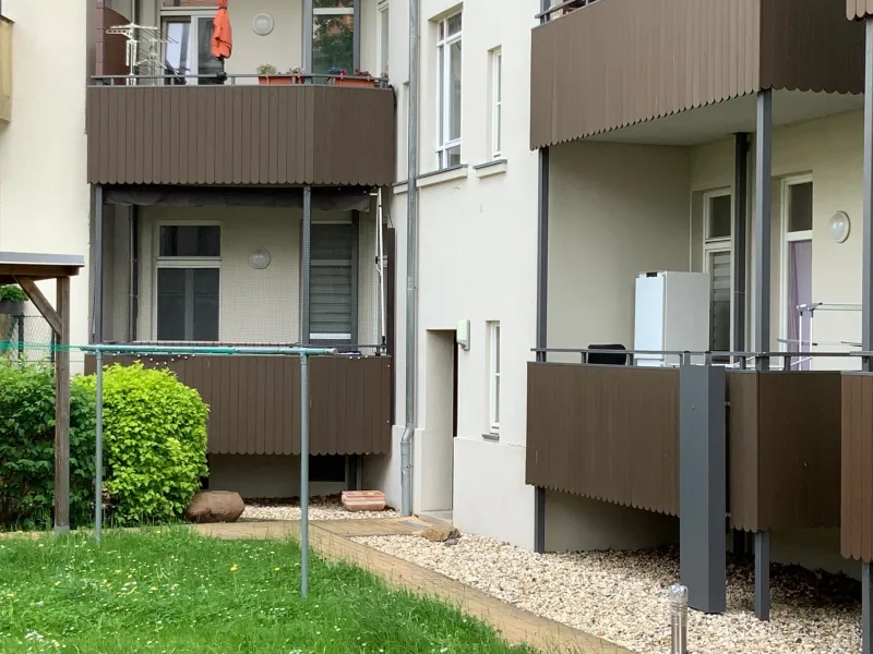 Der rechte Balkon gehört zur Wohnung