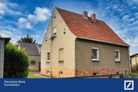 Außenansicht - Haus kaufen in Groß Schacksdorf-Simmersdorf - Erwecken Sie mich aus dem Dornröschenschlaf!