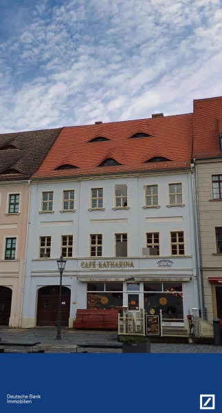 Außenansicht der Immobilie - Zinshaus/Renditeobjekt kaufen in Torgau - Historisches Mehrfamilienhaus mit Gewerbeeinheit im Zentrum von Torgau