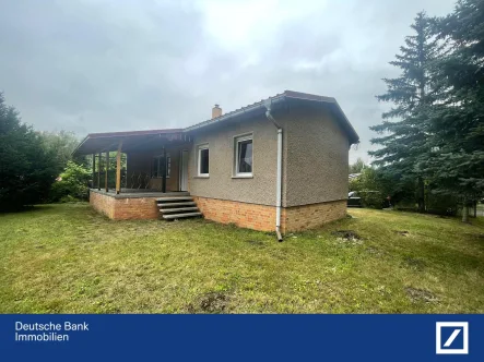 Eingang und Terrasse - Haus mieten in Lauchhammer - Bungalow in Seenähe 