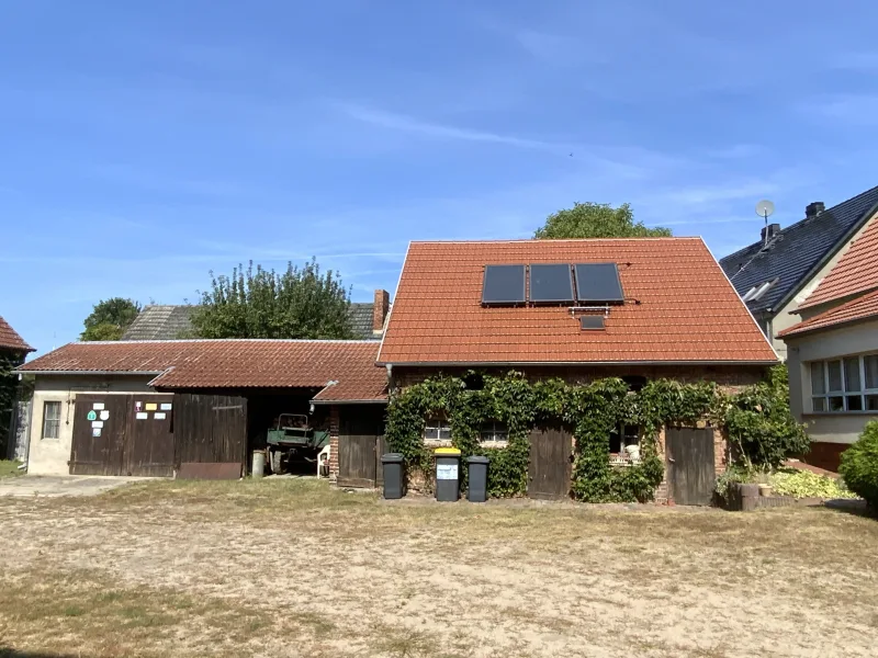 Seitengebäude mit Garage 