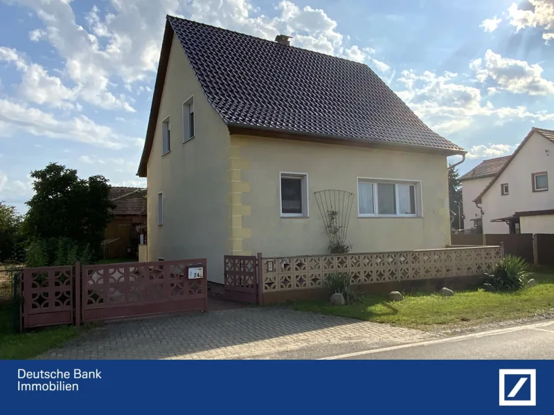 Straßenansicht - Haus kaufen in Wiesengrund - Familiengerechtes Landhaus mit Wärmepumpe