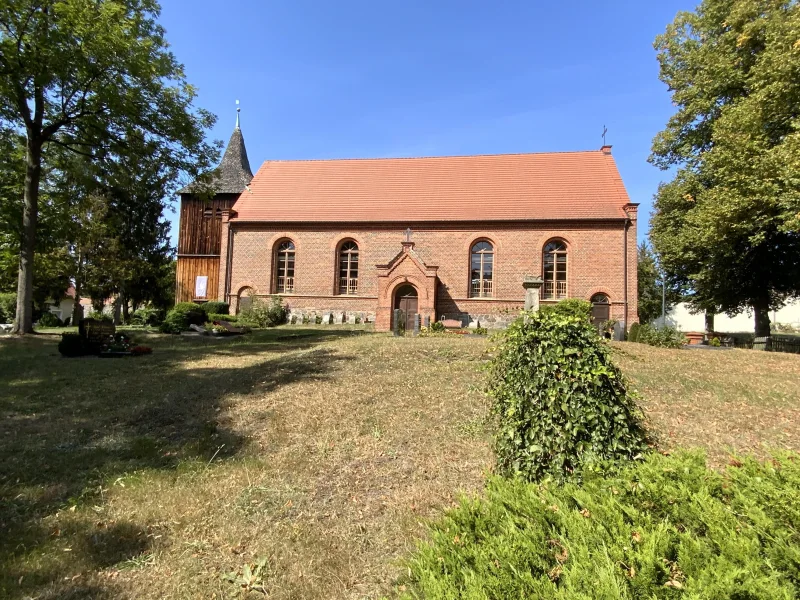 Die nahe gelegene Kirche 