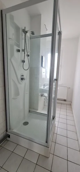 Bad mit Dusche und WC