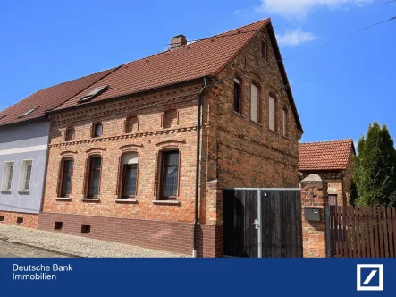 Hausansicht - Haus kaufen in Klostermansfeld - Solides Haus mit Hof und Garten !