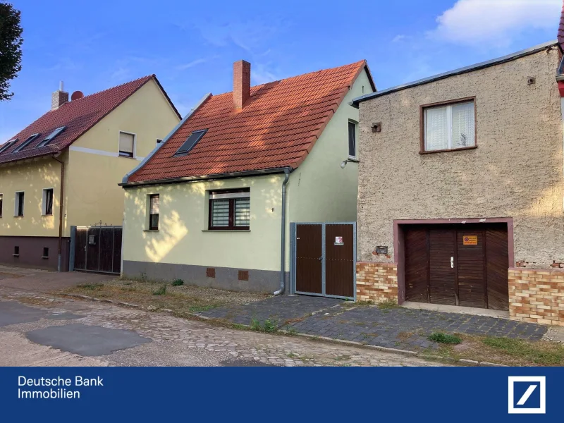 Hausansicht - Haus kaufen in Staßfurt - Stadtnahes Wohnen mit ländlicher Idylle !