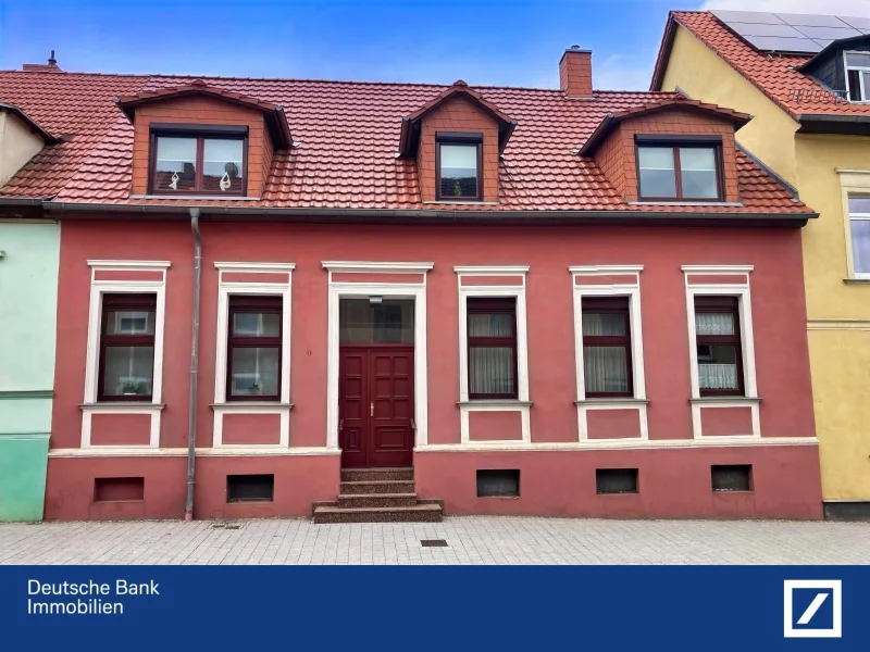 Hausansicht - Haus kaufen in Lutherstadt Eisleben - Gepflegtes Reihenmittelhaus mit idyllischem Garten in guter Lage!