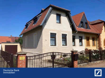 Haus Frontansicht - Haus kaufen in Bernburg - Solide Doppelhaushälfte in ruhiger und gepflegter Wohnsiedlung !