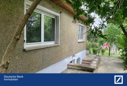 Hausansicht - Haus kaufen in Gerbstedt - Zeitloser Bungalow mit Potenzial: Grünes Grundstück mit vorbereitetem Pool !