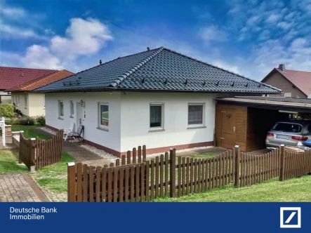 Hausansicht - Haus kaufen in Südharz - Gepflegtes Einfamilienhaus mit Pool, Garten und Sauna - Einziehen und sich wohlfühlen ! 